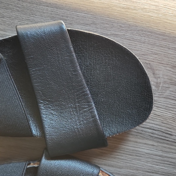 Kenneth Cole Reaction black leather flat sandals, size 6.5 - Picture 4 of 10